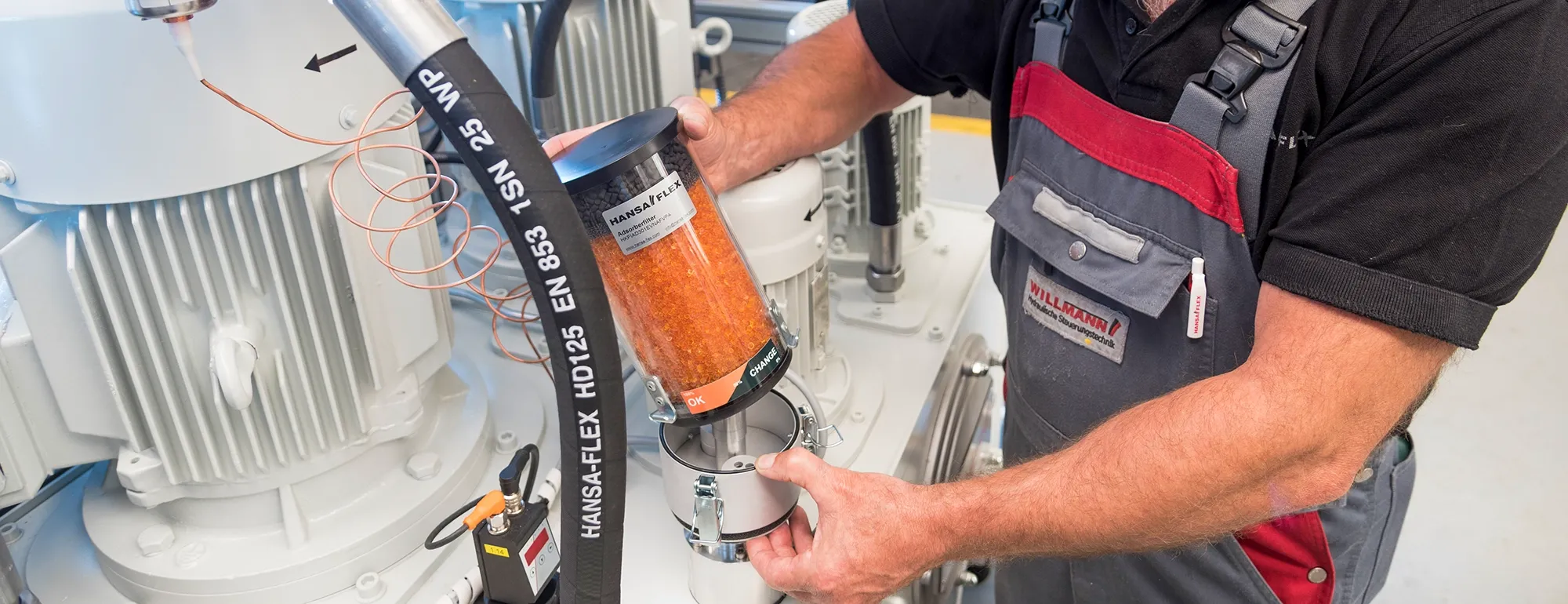 Water in hydraulic oil? Effective filtration helps!
